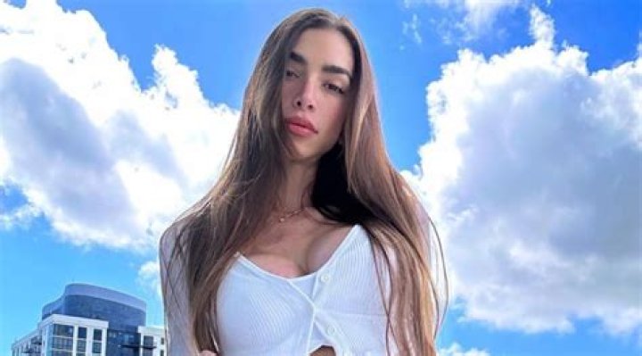 Anllela Sagra Age, Bio, Family, Boyfriend, Workout, Diet & Career