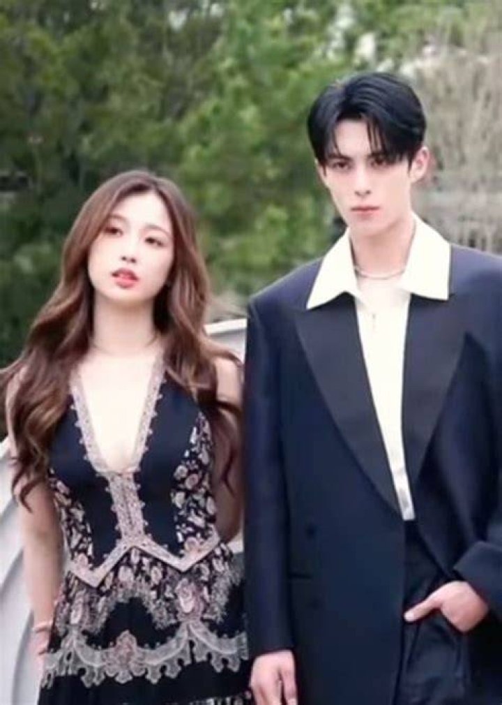Dylan Wang 💗 Esther Yu trong 2022 Nh&oacute;m nhạc bts, Vu&ocirc;ng