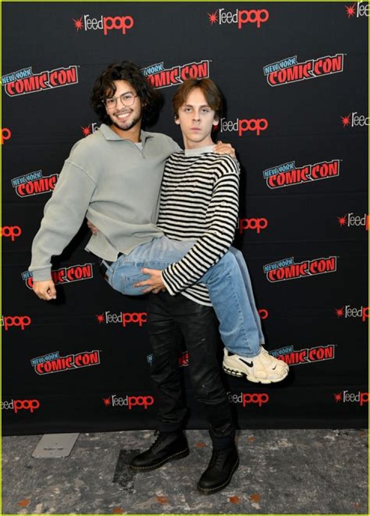 Jacob Bertrand Gives Xolo Maridue&ntilde;a a Lift at New York Comic Con