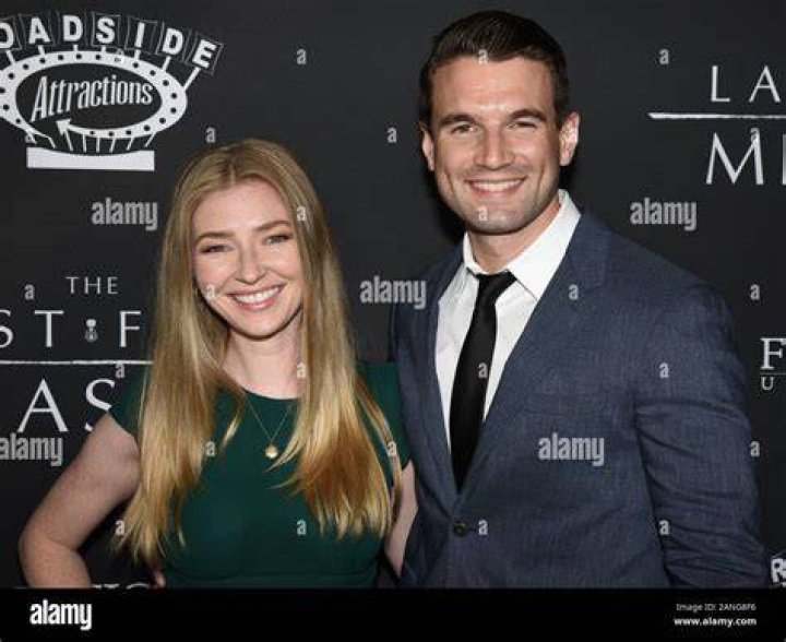 Portia Doubleday & Alex Russell Kissing at The Grove! portia