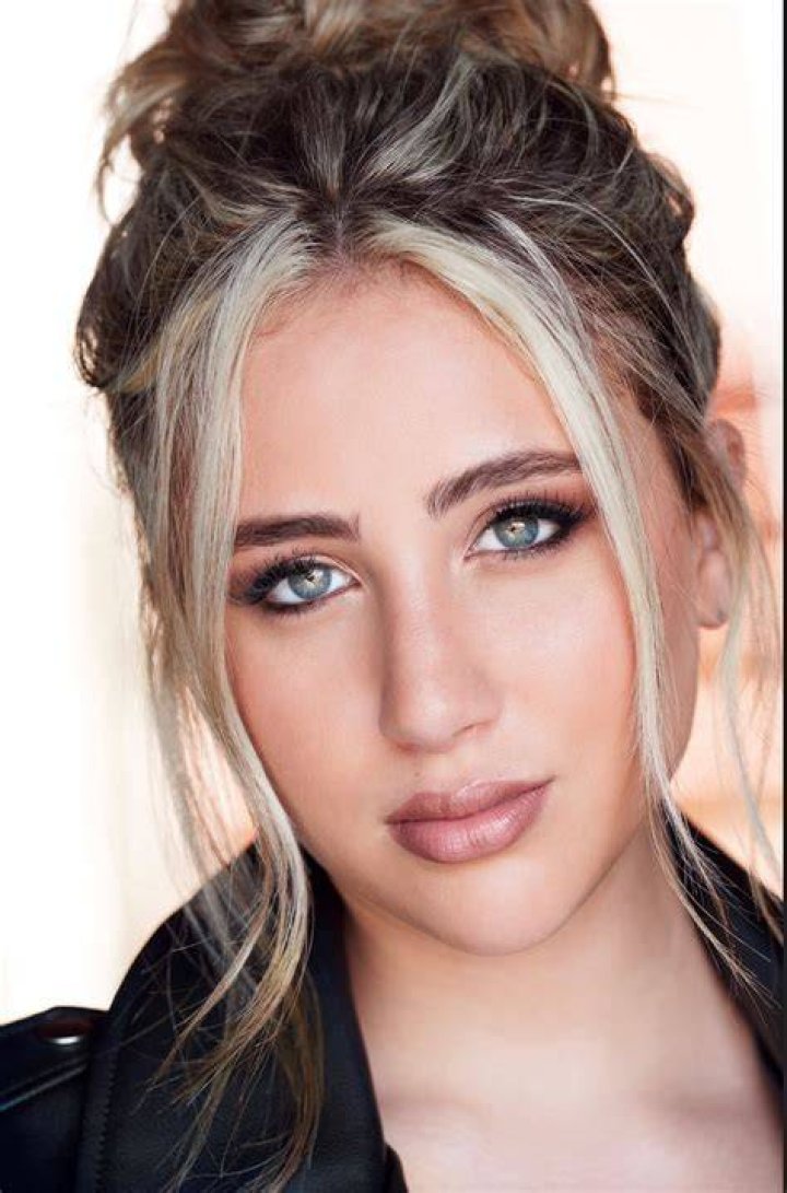 TV actress Ava Kolker profile Age/ Email/ Phone and Zodiac sign